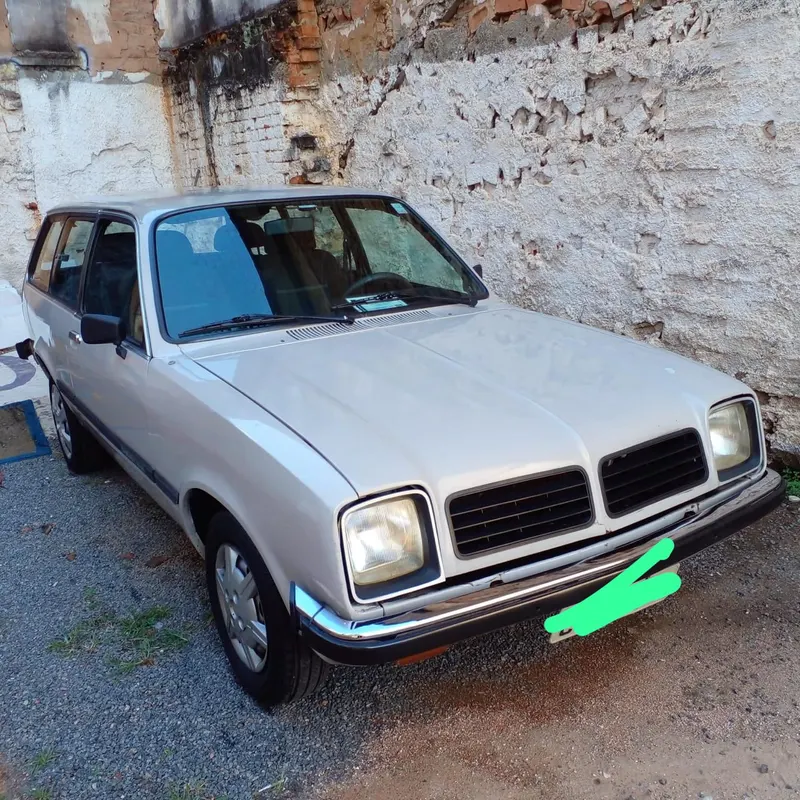 Carro antigo prata de cliente com a pintura conservada e brilhante
